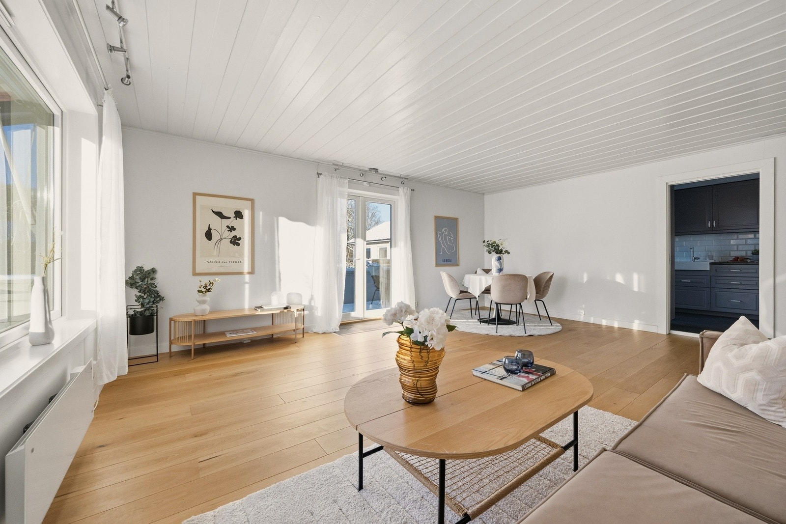 Her har du god plass til sofa og TV med tilhørende møblement Galleribilde