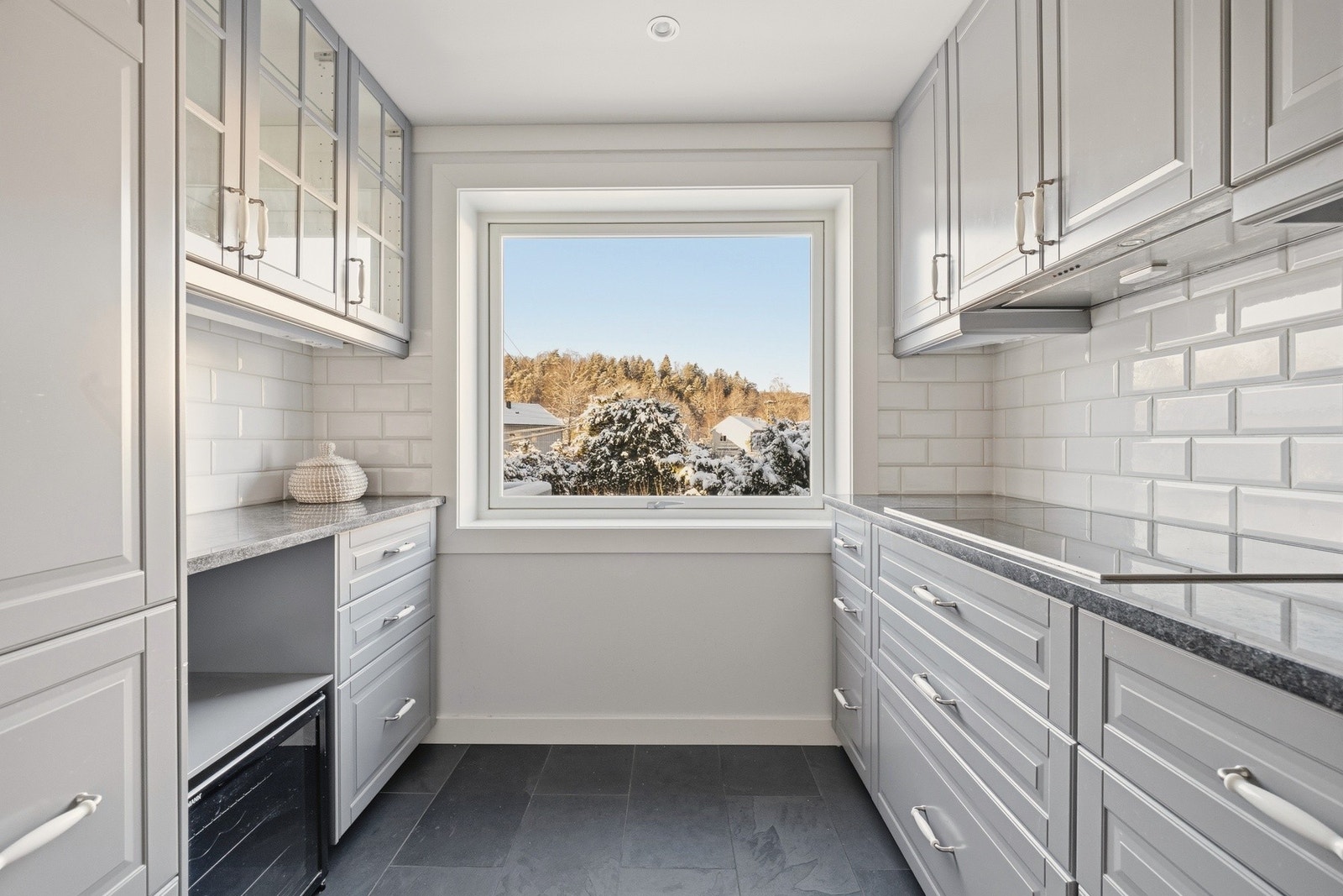 Kjøkkenet byr på godt med benkeplass til matlaging og skapplass til oppbevaring av kjøkkenutstyr Galleribilde