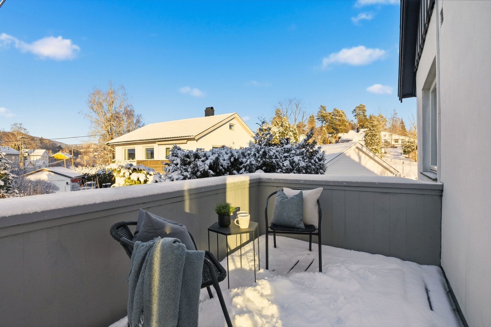 Fra boligens sosiale soner har du naturlig adkomst til en stor veranda Galleribilde