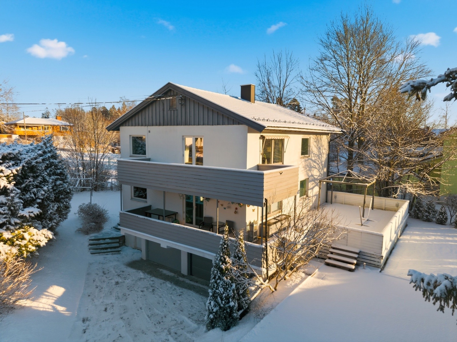 Boligen disponerer halvparten av felles garasje. Galleribilde