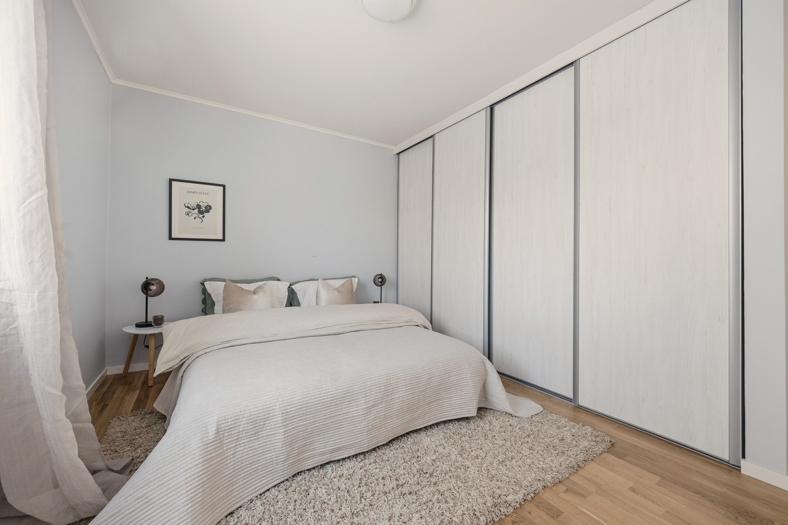 Soverommet har et tilhørende garderobeskap. Galleribilde