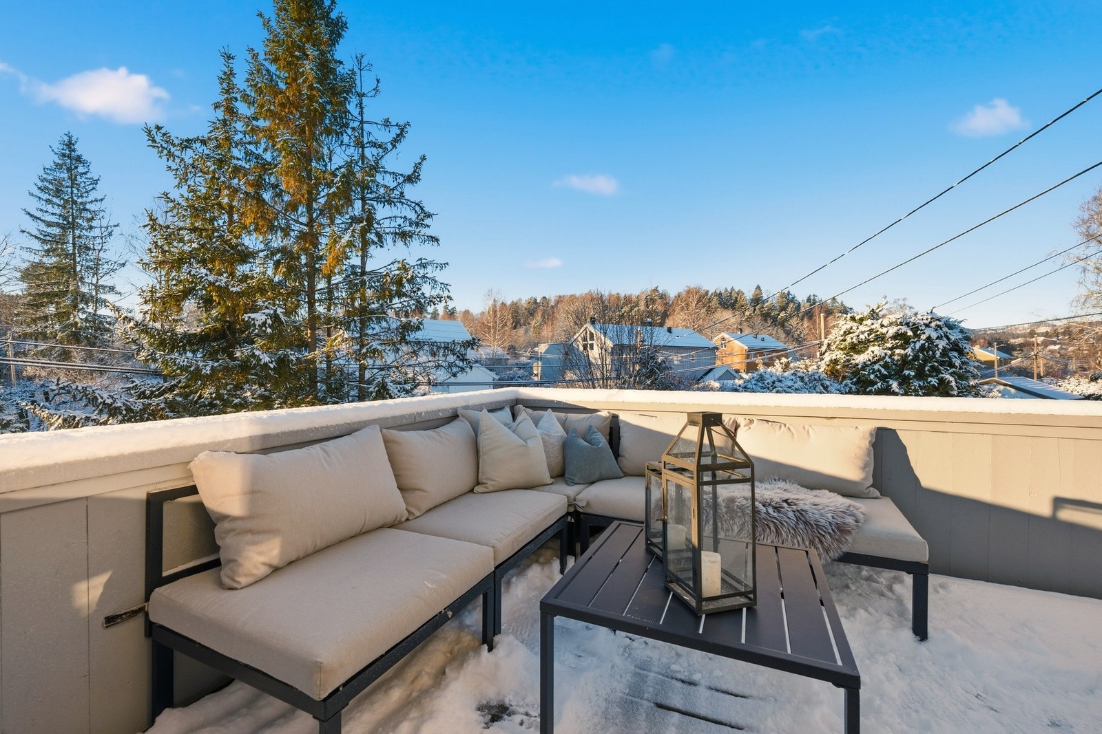 Denne flotte tomannsbolig ligger i et svært attraktivt og barnevennlig boligområde på Blommenholm. Galleribilde
