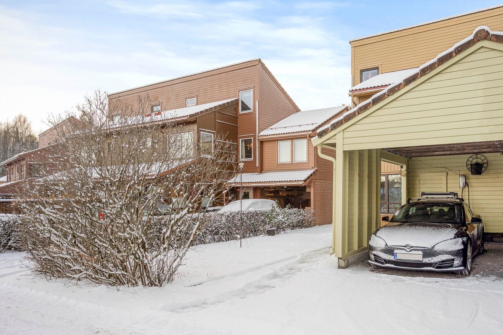 Det er godt med gjesteparkeringsplasser på eget område utenfor "grenda". Galleribilde