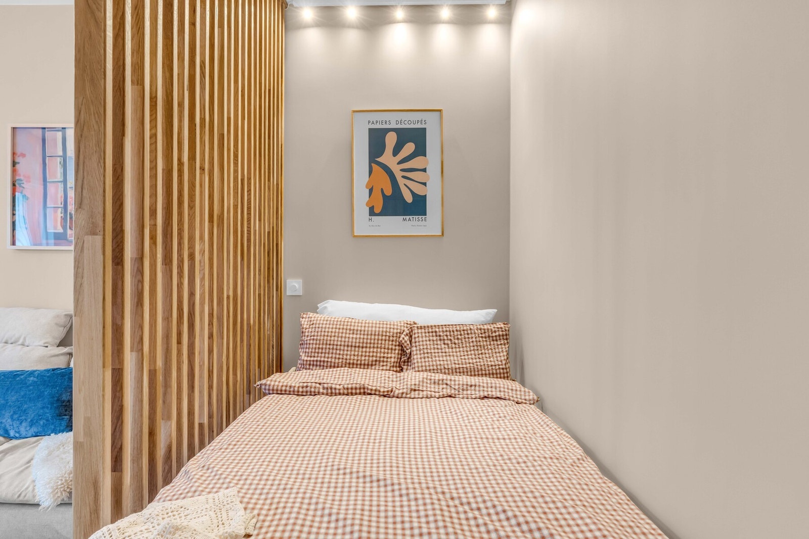 Garderobeskap tilknyttet alkove medfølger. Galleribilde