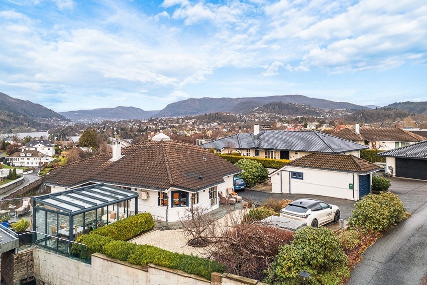 Boligen ligger høyt og fritt i et attraktivt og veletablert villastrøk, og byr på svært gode sol- og utsiktsforhold. Her bor du trygt og godt i rolige, barnevennlige omgivelser med kort vei til lekeplass, skøytebane og populære badeplasser. Galleribilde