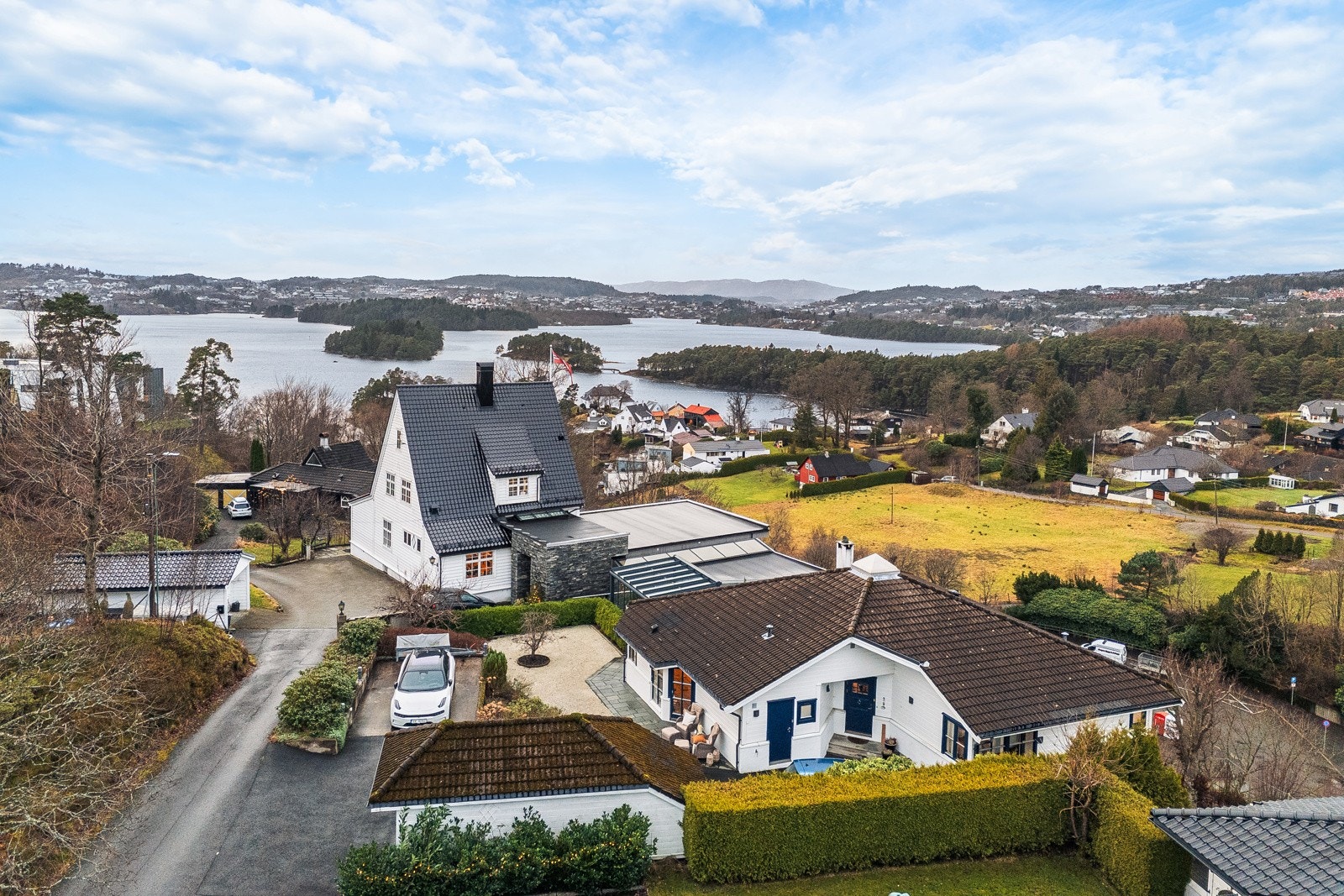 Huset strekker seg over to plan og byr på rikelig med oppholdsrom, flere soverom og gode biromsløsninger som dekker behovene til de aller fleste. Galleribilde