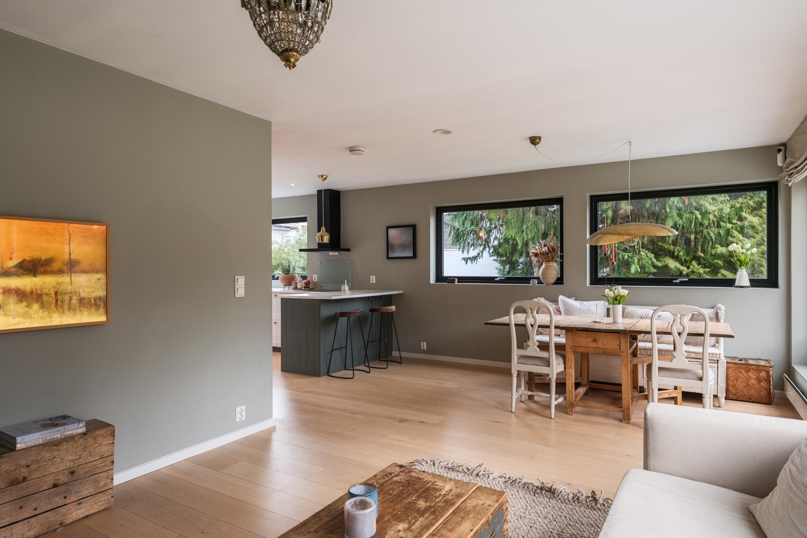 Legg merke til de stilrene sorte vinduskarmene som fint rammer inn det grønne utsynet. Galleribilde