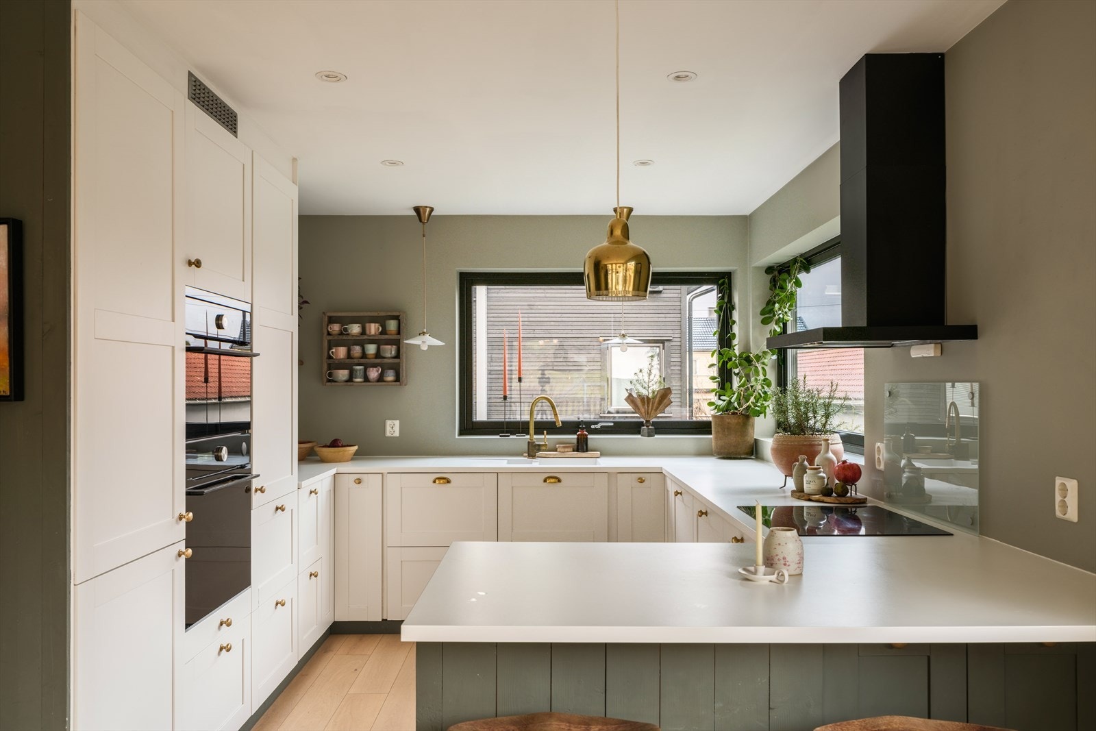 Kjøkkenet byr på fine arbeidsforhold med kjøkkenvindu på begge sider. Galleribilde