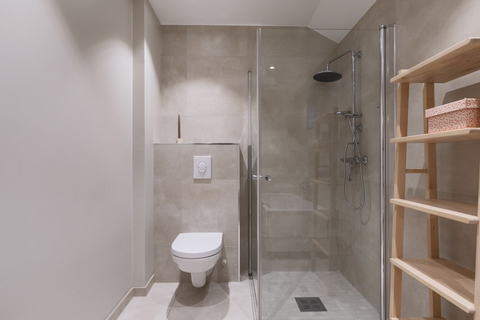 Lekkert utført med fliser på vegger og gulv. Galleribilde