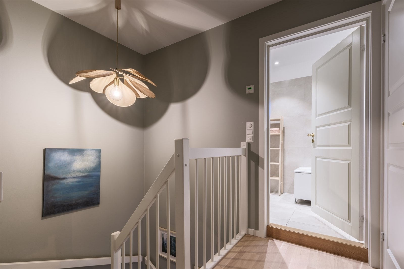 Velkommen opp! 2. etasje byr på 4 gode soverom og romslig bad. Galleribilde