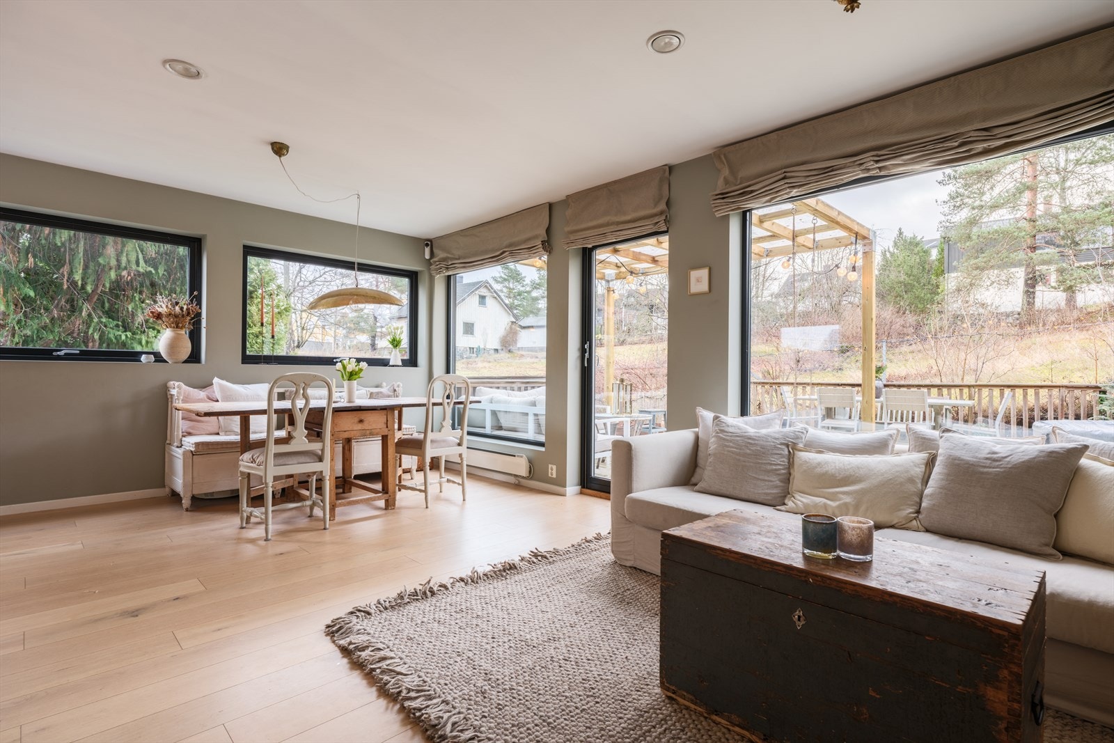 Gjennomgående for boligen er generøse vindusflater som sikrer gode lysforhold og en luftig romfølelse. Galleribilde