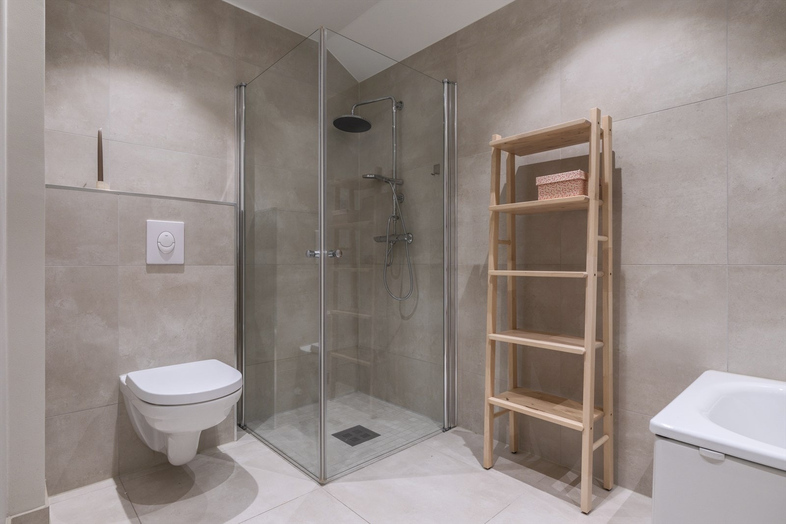 Stilrent og romslig bad i 2. etasje utstyrt med dusjhørne, badekar, wc og servant. Galleribilde