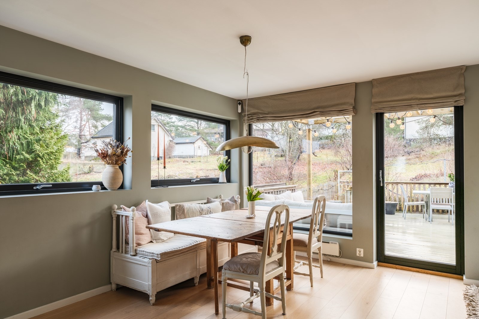 Fra stuen er det adkomst til stor sydøstvendt terrasse på hele 55 kvm. Galleribilde