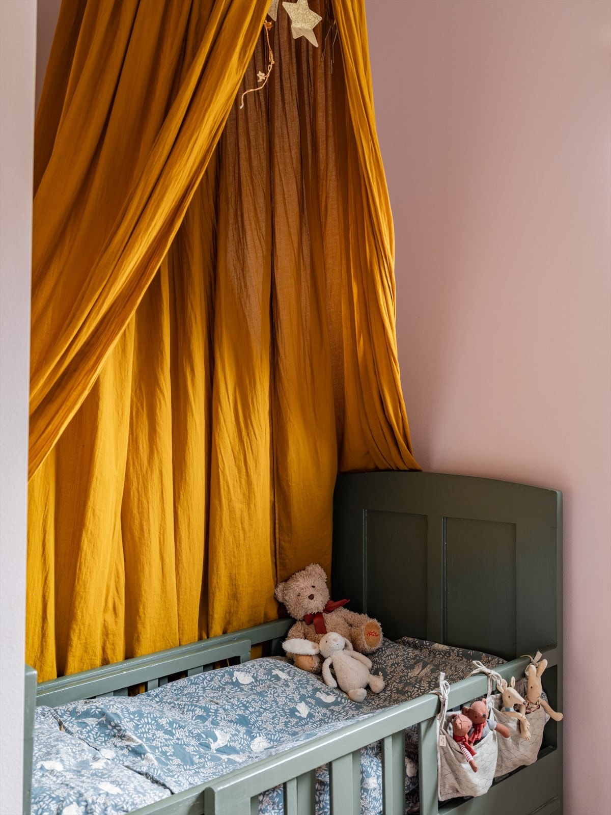 Perfekt krok for en liten barneseng - så koselig! Galleribilde