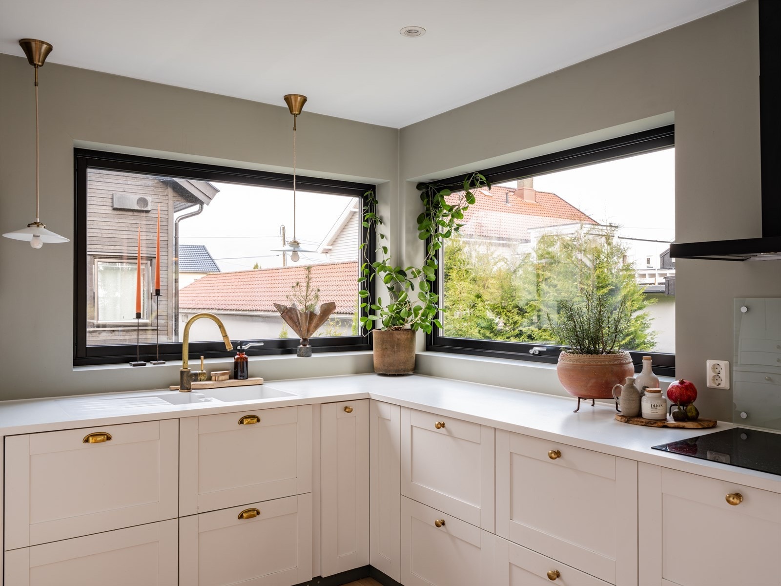 Delikat kjøkken med profilerte fronter og nedfelt kum i plastkompositt. Galleribilde