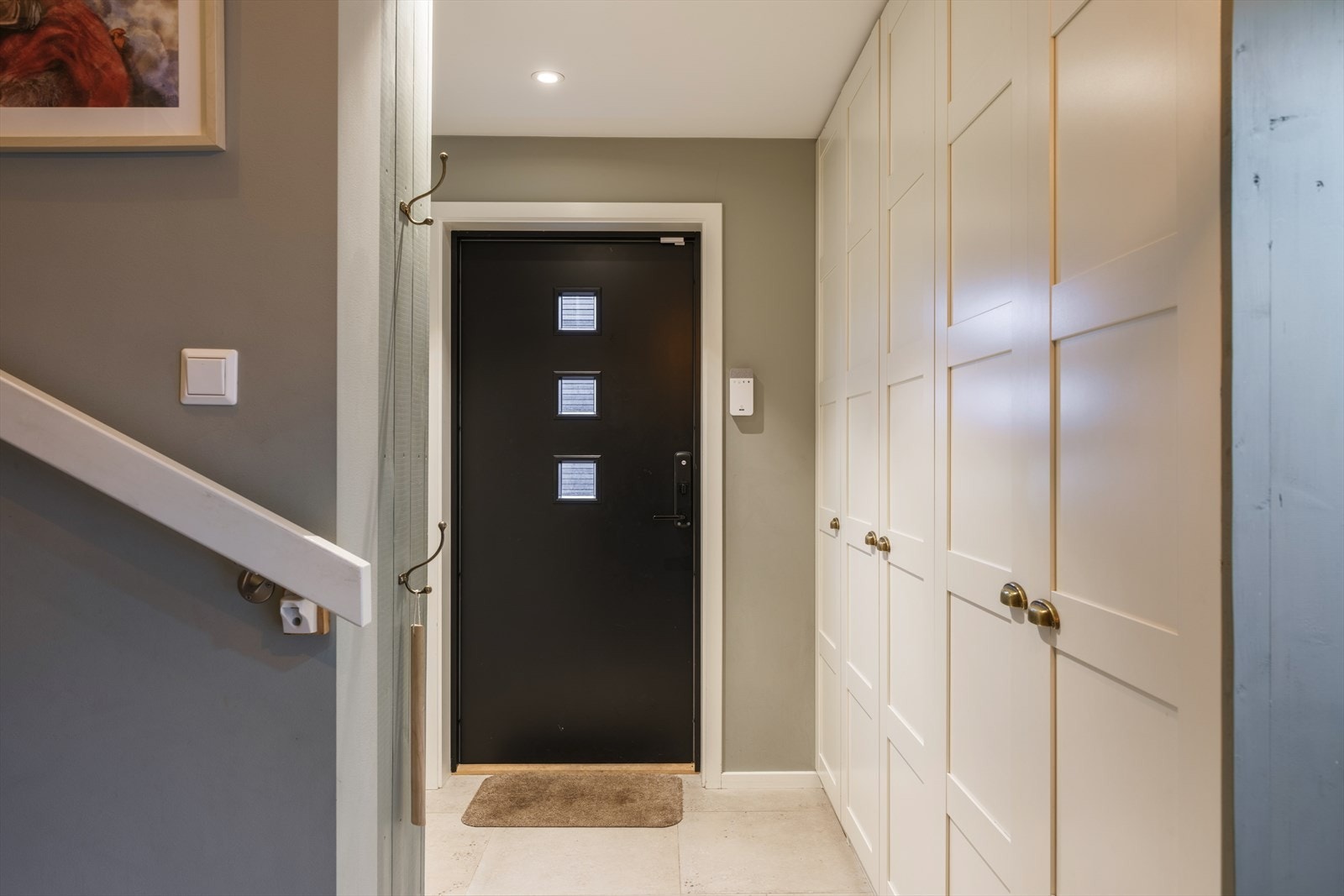 Velkommen inn! Stor og praktisk entré med gulvvarme og stor garderobeløsning, samt Yale doorman på entrédør for en enklere hverdag. Galleribilde