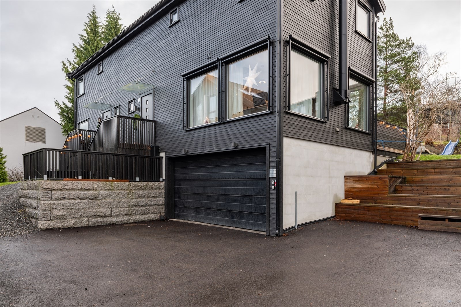 Boligen ligger i et meget hyggelig og barnevennlig område på Ekeberg/Simensbråten. Garasjeplass under naboseksjonen. Galleribilde