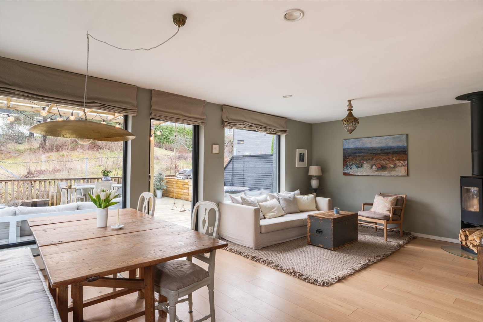 1. etasje utgjør hjertet i boligen med et stort og lyst oppholdsrom med flere naturlige soner - perfekt for hele familien. Galleribilde