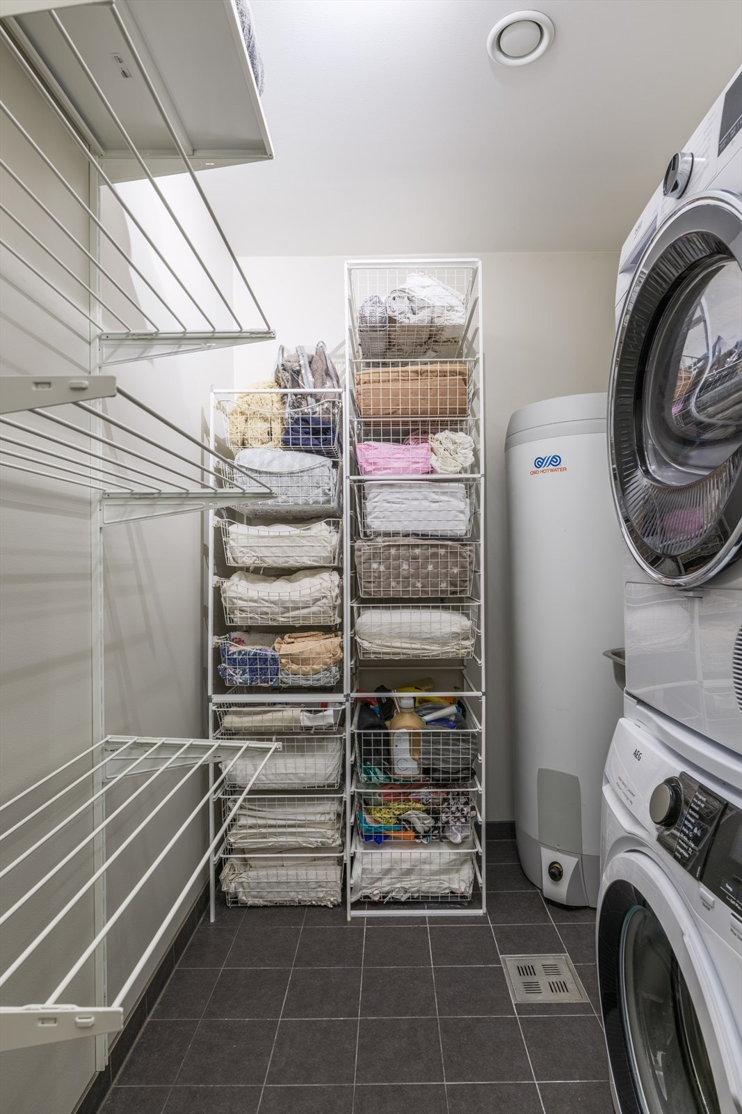 Praktisk vaskerom i kjeller med utslagsvask og opplegg for vask/tørk. Galleribilde