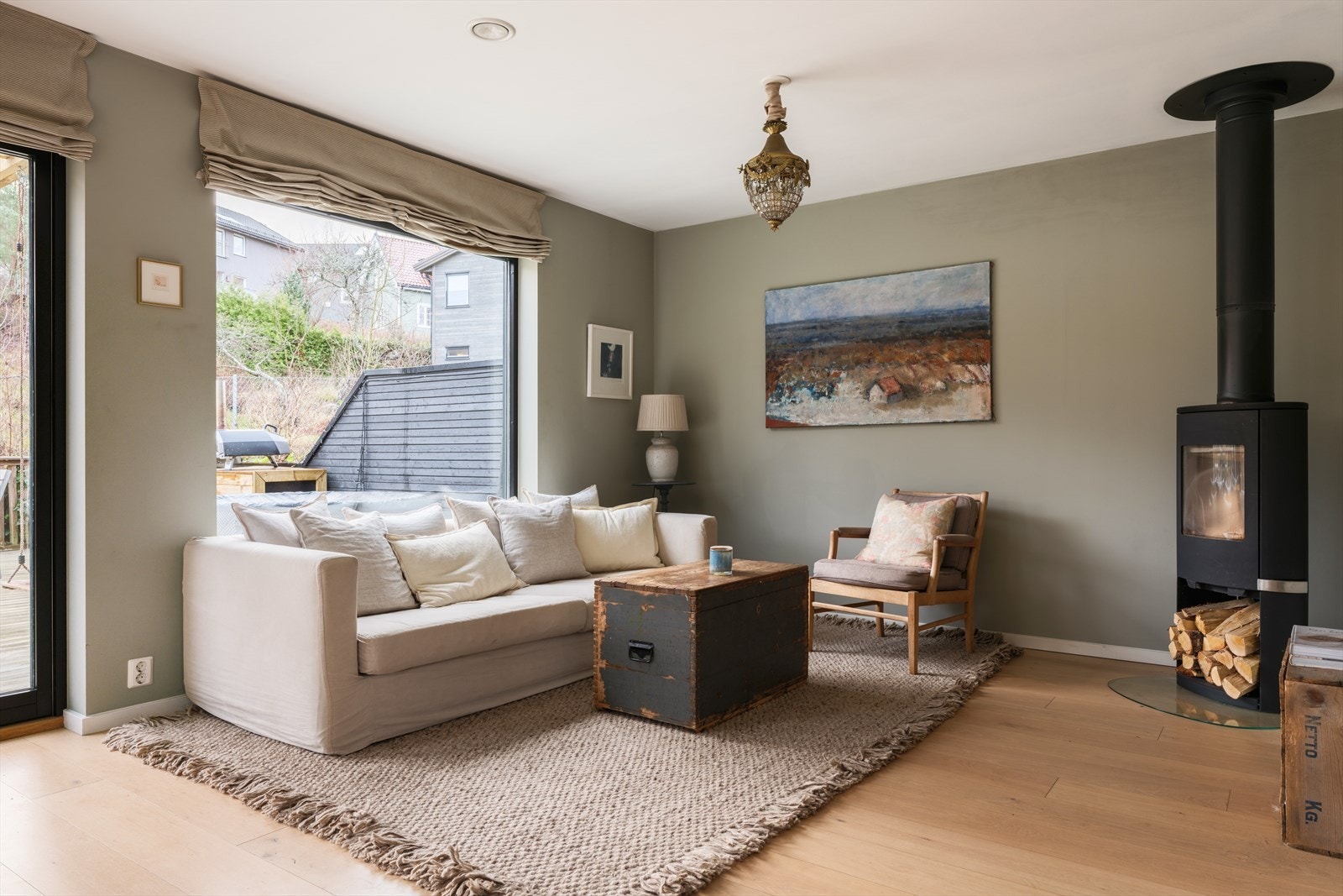 Plass til stor sofagruppe og naturlig plassering av TV/mediemøbler på motsatt vegg. Galleribilde