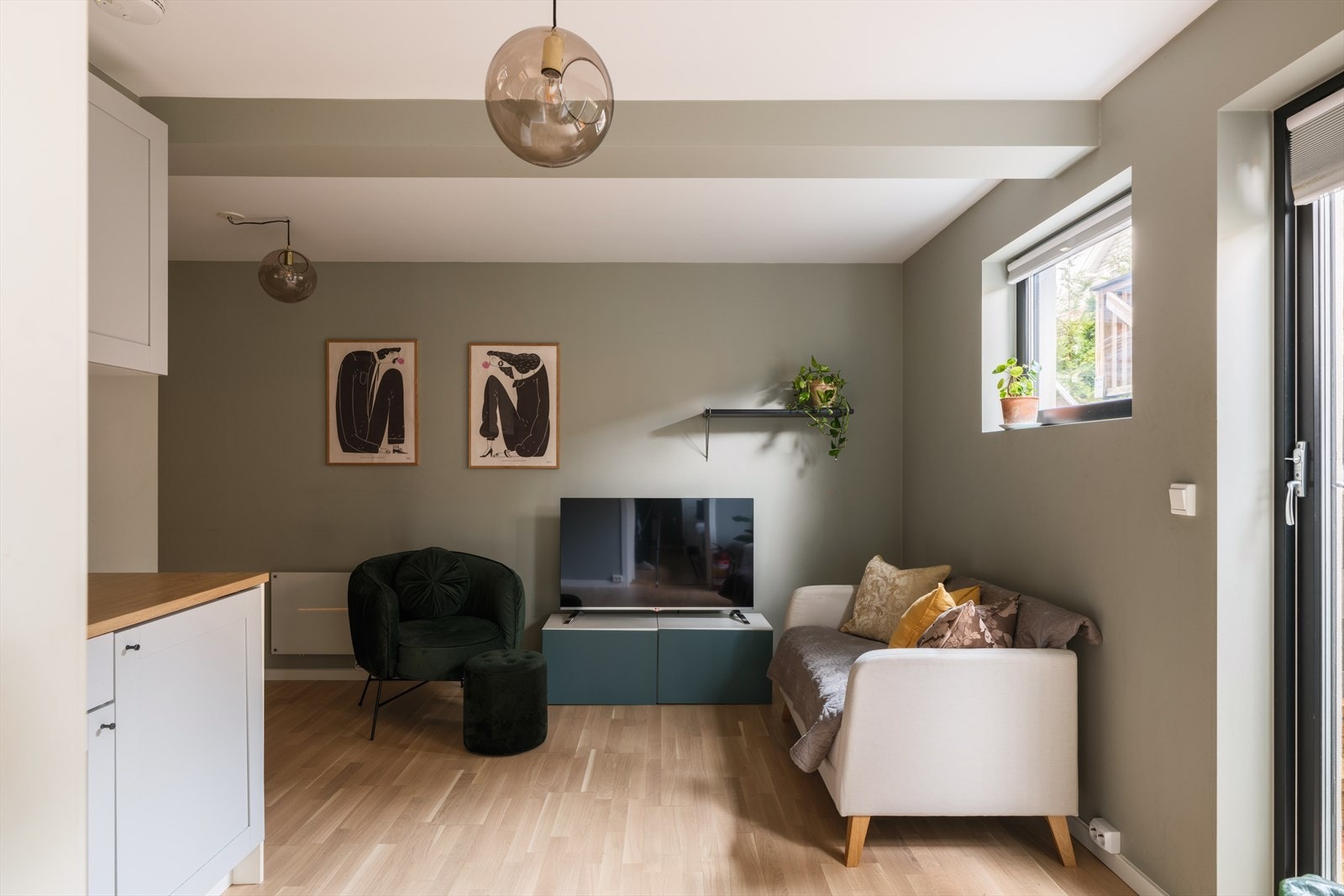 Kjellerstuen/hybelen har både adkomst fra utsiden og gjennomgang til resten av boligen. Selger har tidligere leid ut hybelen for kr. 12 500,- per mnd. Galleribilde