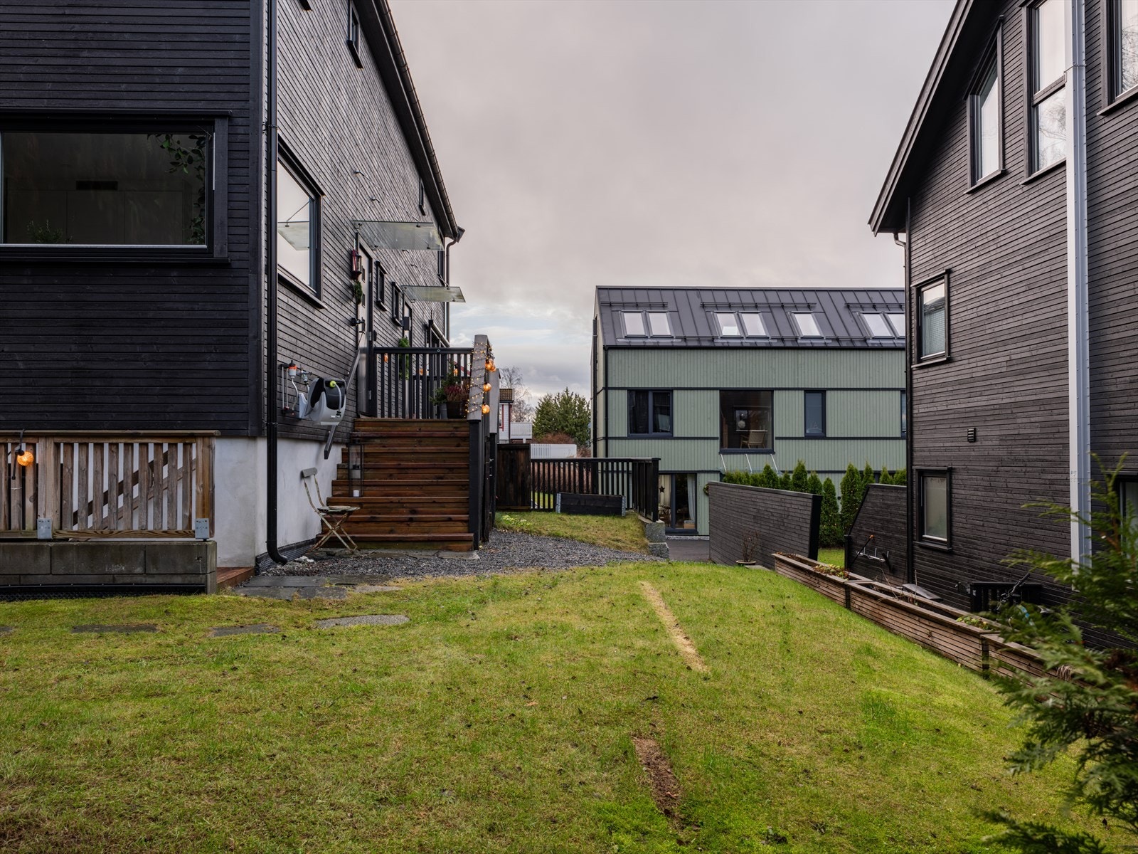 Tilbaketrukket og attraktiv beliggenhet med flere barnehager, samt Ekeberg Skole innenfor ca. 300 meters avstand. Galleribilde