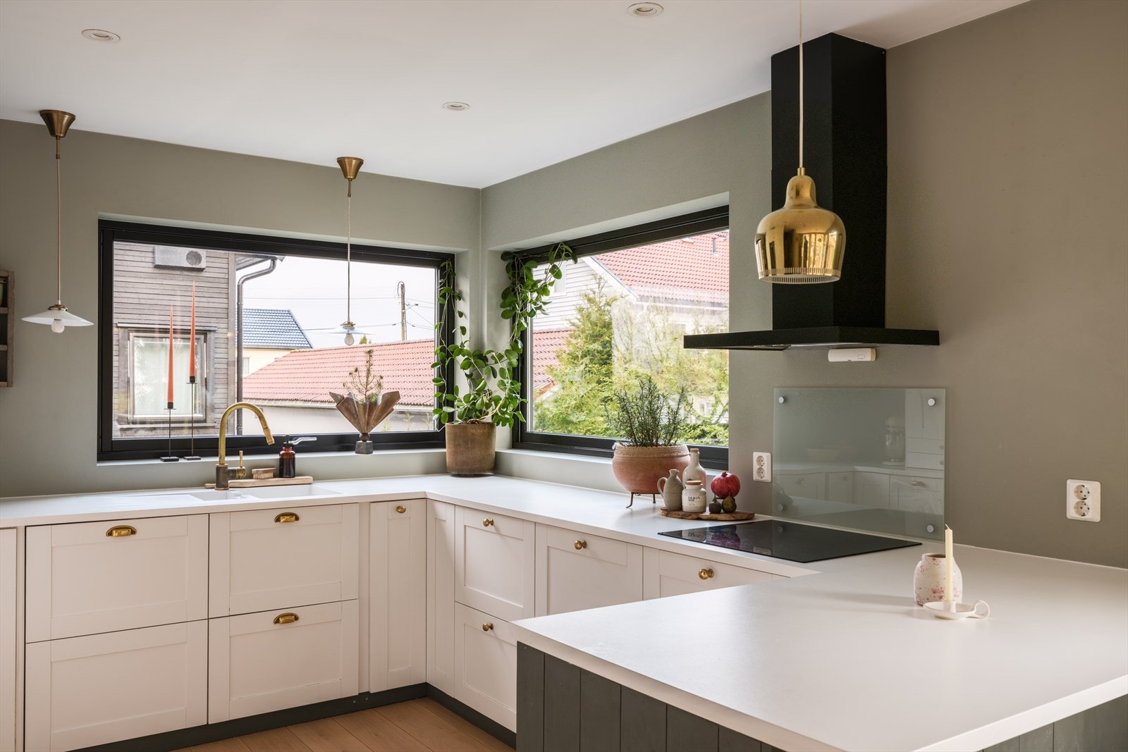 Godt med oppbevaring i skuffer og skap, samt gode arbeidssoner på kjøkkenbenk. Galleribilde