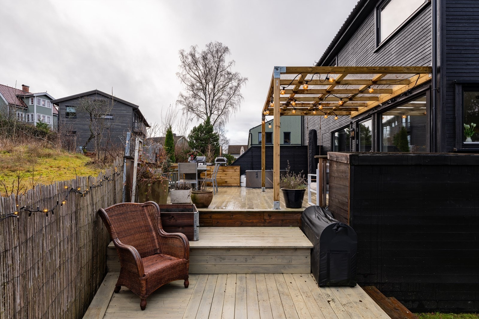 Terrassen måler 55 kvm, er opparbeidet med pergola og har adkomst via trapp ned til plenen. Galleribilde