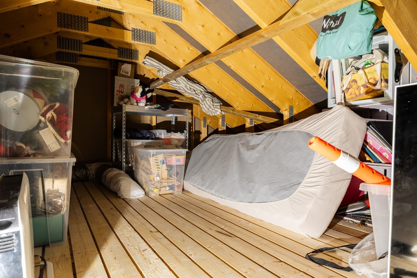 Fra 2. etasje er det er prakrisk kaldtloft med adkomst via loftsluke. Praktisk for ekstra oppbevaring. Galleribilde