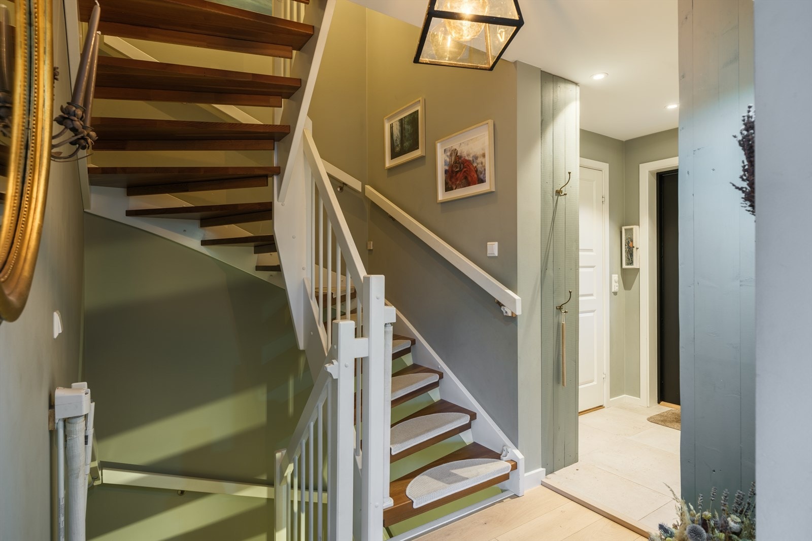 Trapperom praktisk plassert mellom entré og stue. Galleribilde