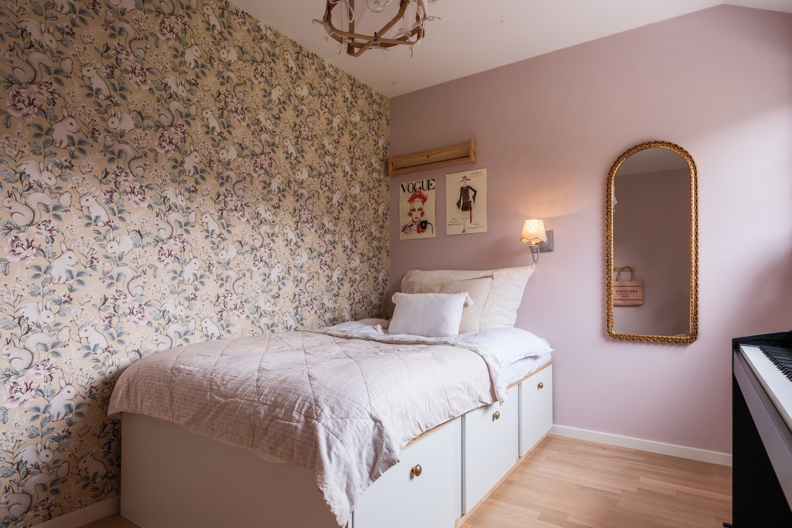 Barnerommene er gjennomført utsmykket med hver sin unike tapet og farge på veggene. Galleribilde