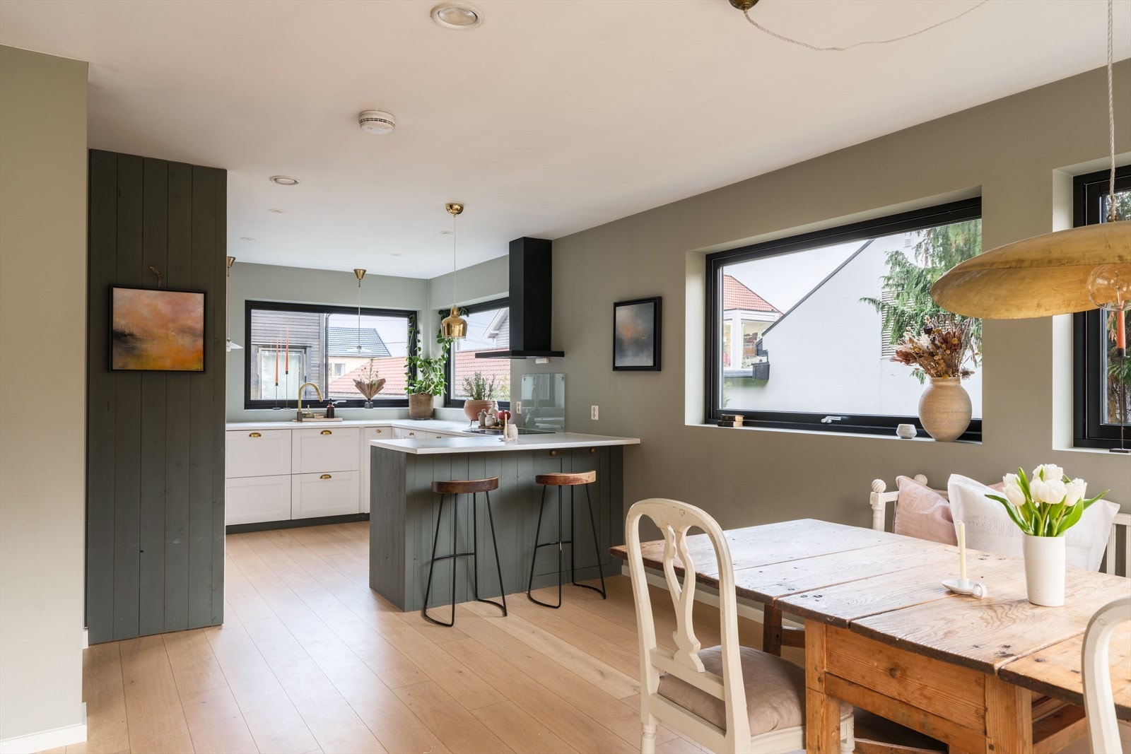 Stue og kjøkken bindes sammen i en sosialt oppholdsrom hvor det er lett å være sammen - og hver for seg. Galleribilde