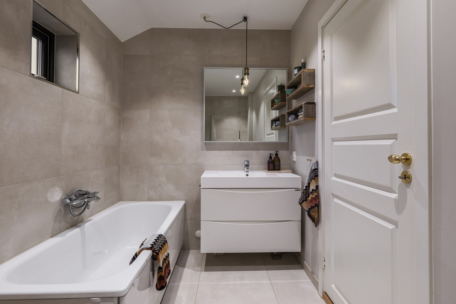 Varme i gulv og downlights i tak. Galleribilde