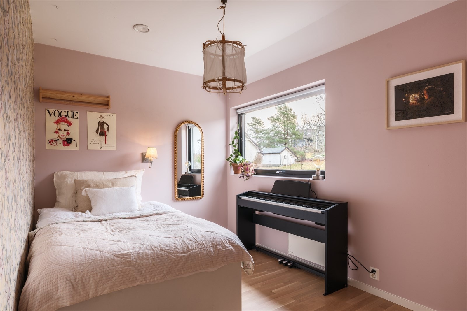 Soverom 2 er også av god størrelse - med god plass til dobbeltseng og garderobe. Galleribilde