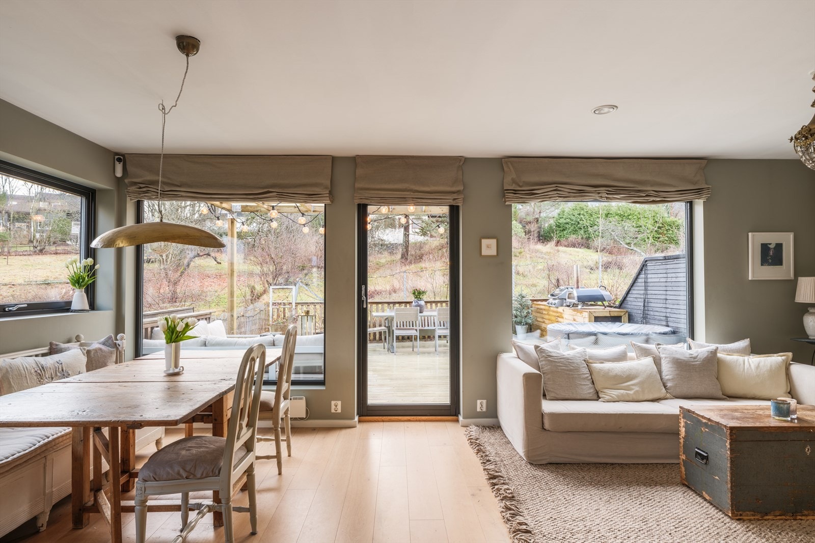 En meget innholdsrik og moderne bolig over 3 plan med en god og fornuftig romfordeling. Hovedplan med stue, kjøkken, entré og wc. Galleribilde