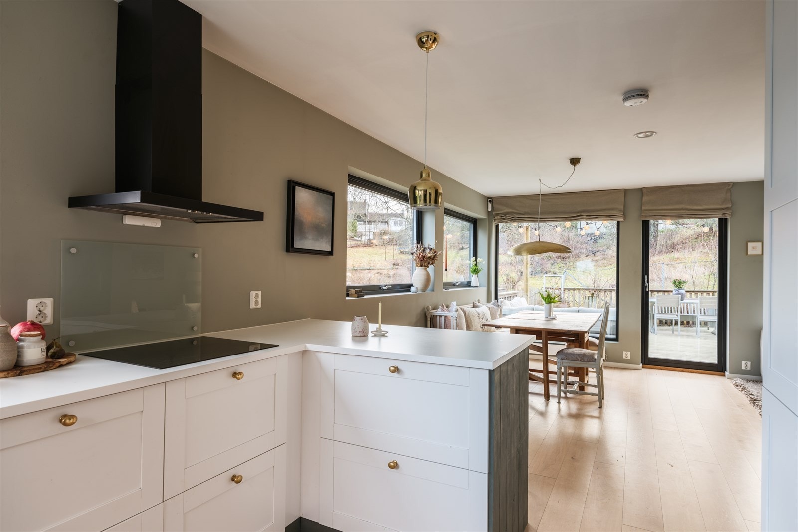 Naturlig plassering av spisebord - her er det plass til å dekke langbord til fest, eller når det plutselig blir flere til middag. Galleribilde