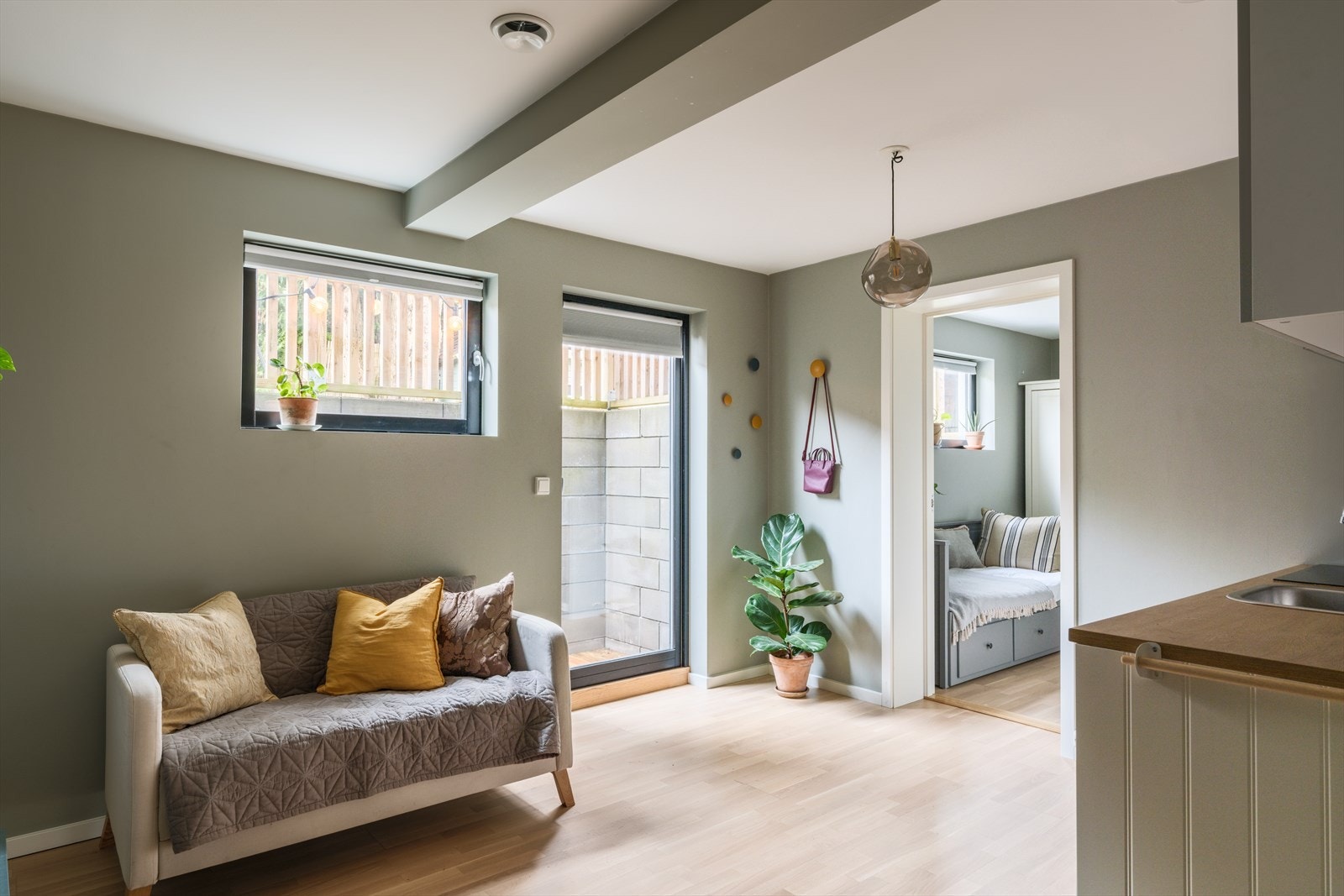 Kjellerstue/hybel komplett innredet med kjøkken og bad. Galleribilde