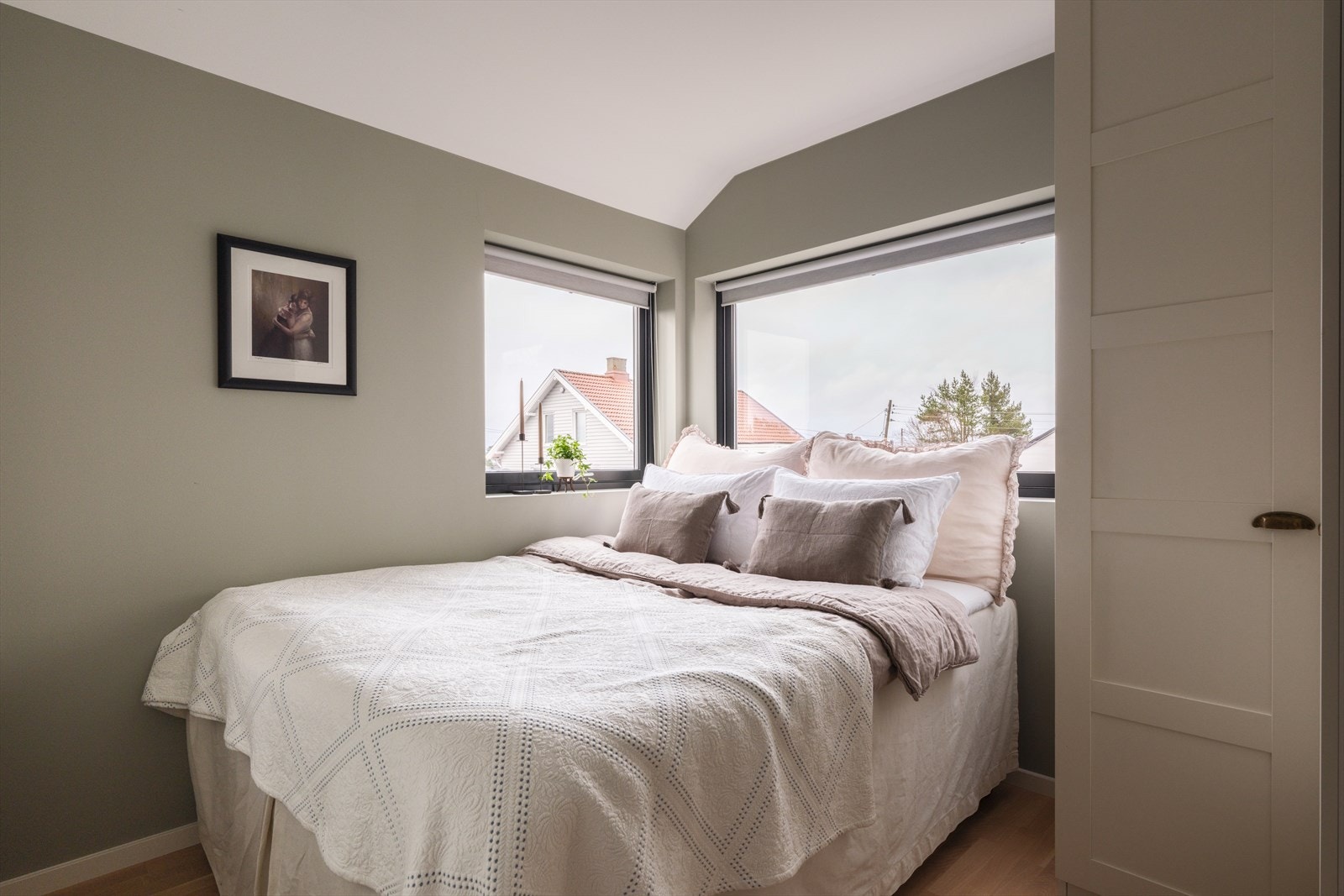 Hovedsoverom med god plass til dobbeltseng og garderobeløsning. Rullegardiner er montert diskret i vinduskarm. Galleribilde
