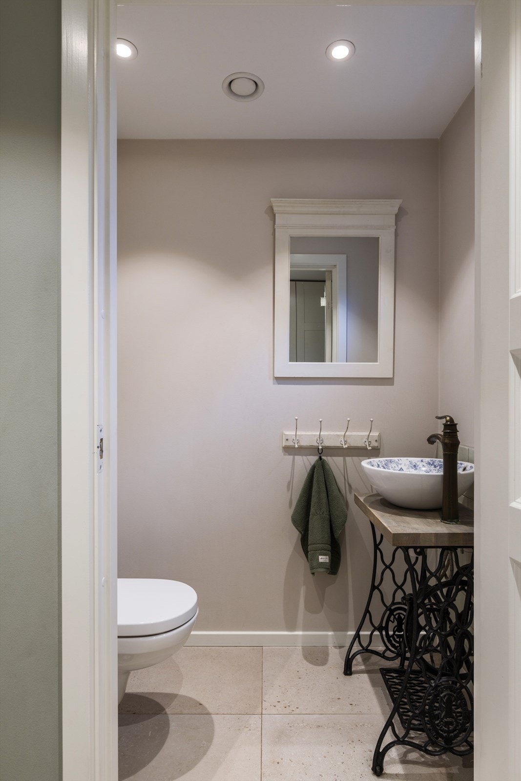 Meget praktisk med toalettrom i tilknytning til entré. Galleribilde