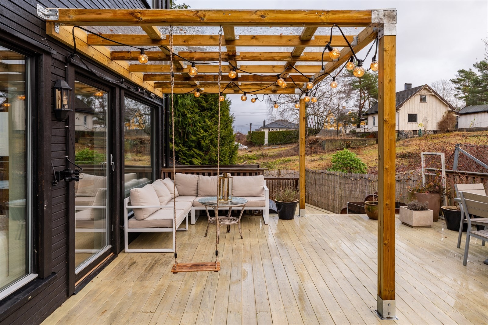 Terrassen har gode solforhold og det er plass til flere hyggelige utegrupper. Galleribilde