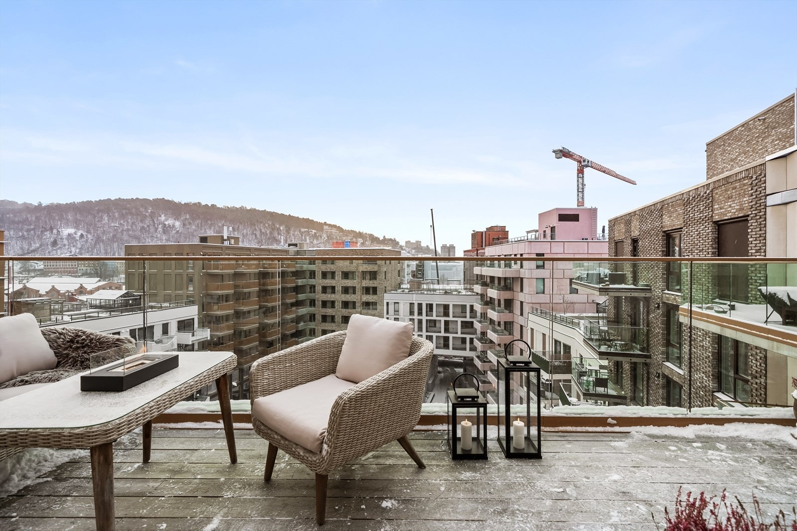 Fra stuen er det utgang til en romslig, sørvendt balkong på ca. 12 kvm - en solrik forlengelse av boligen. Denne må oppleves. Galleribilde