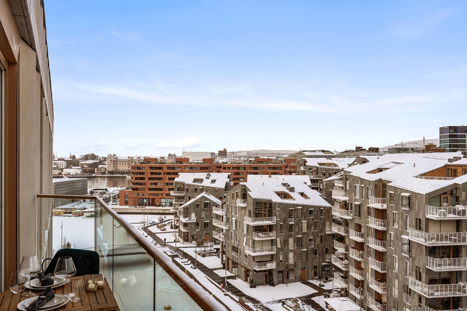 Flott utsikt mot fjorden, Havnelageret, Operaen, Holmenkollen og byen. Galleribilde