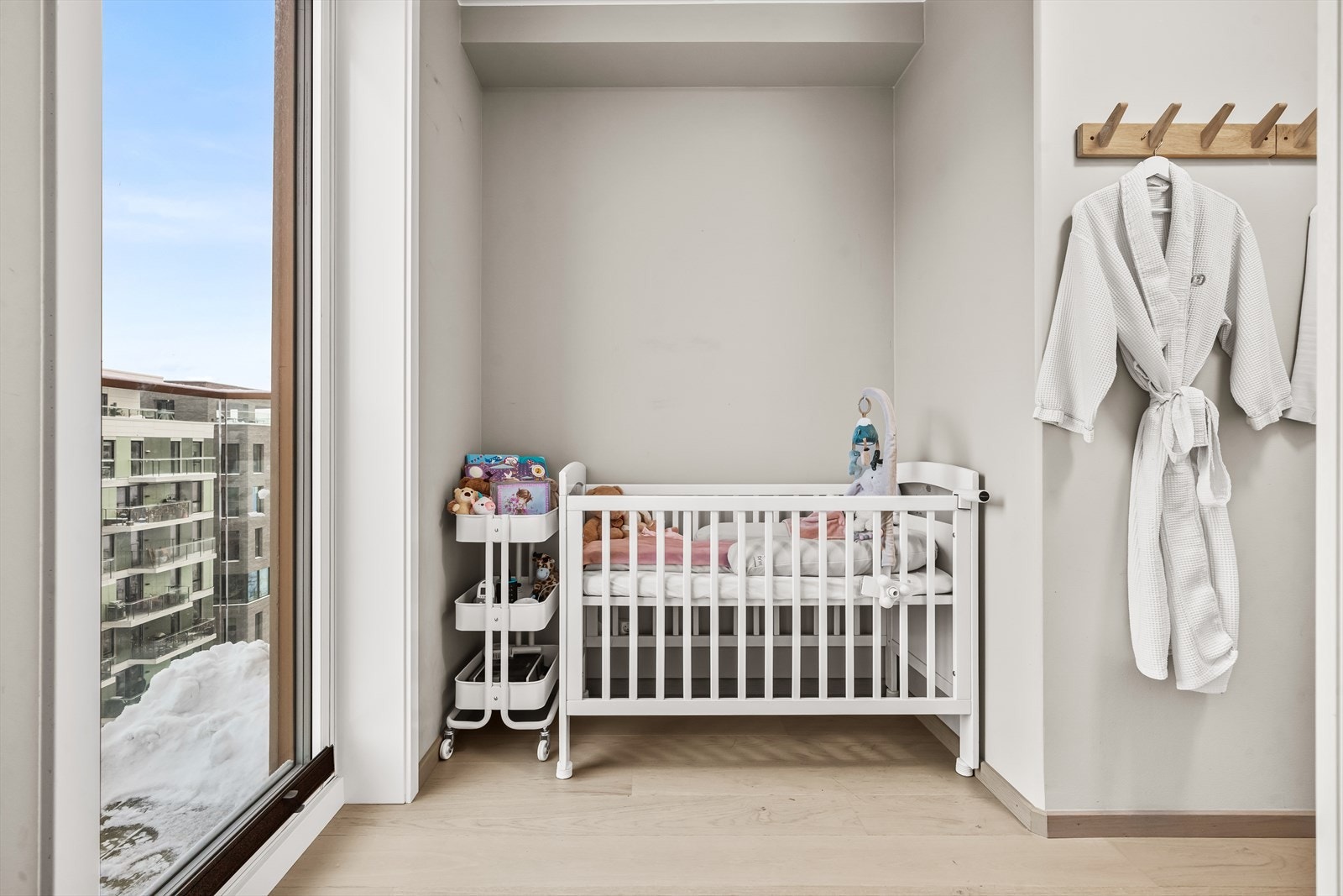 Egner seg utmerket som barnerom, gjesterom eller hjemmekontor. Alt etter ønske og behov. Også herfra er det utgang til balkong nummer to. Galleribilde