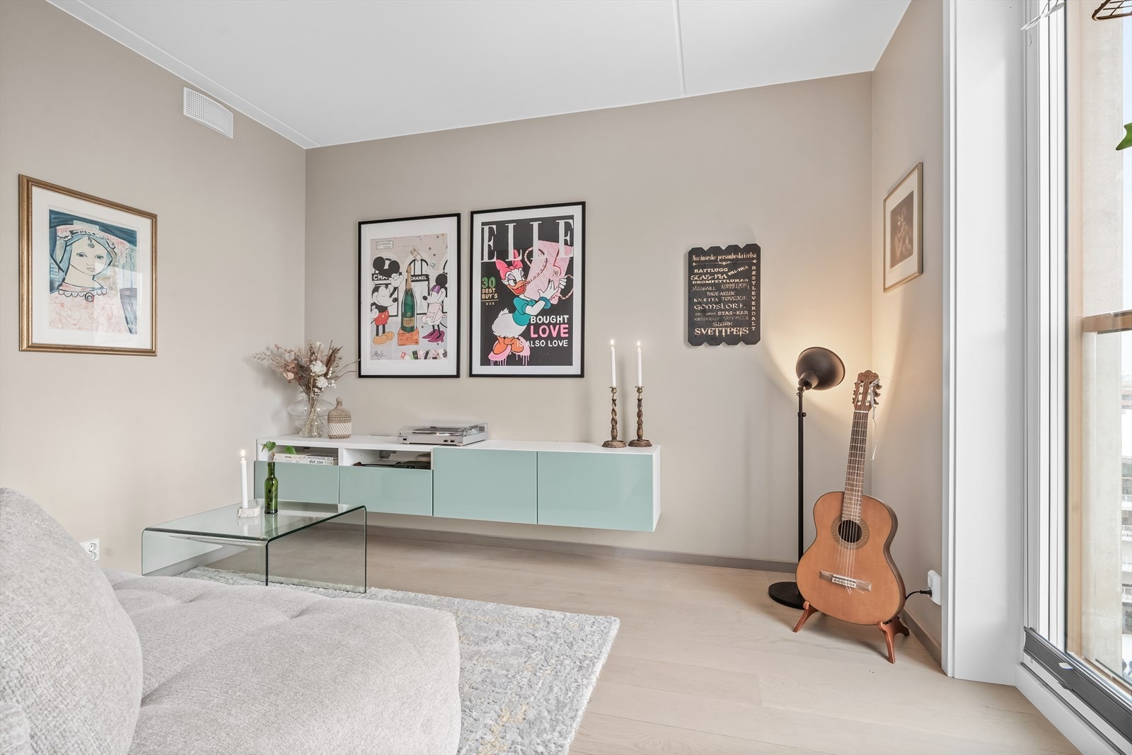 Rommet har god plass til dobbeltseng, nattbord og garderobeløsning - alternativt sofagruppe og annet møblement etter behov. Galleribilde