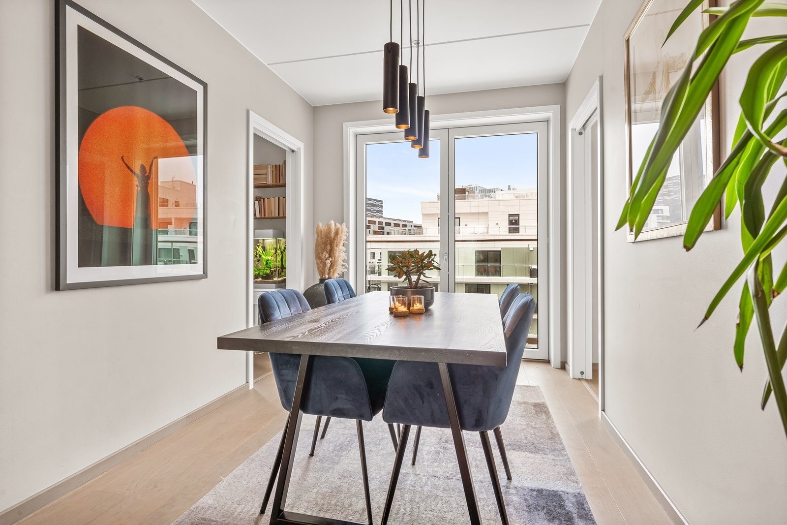 I motsatt ende av oppholdsrommet er det naturlig plass til spisestue med god plass til større spisegruppe. Galleribilde