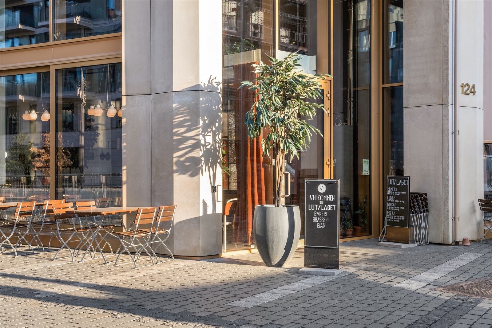 Populære Lutlaget med bakeri, restaurant og bar. Galleribilde