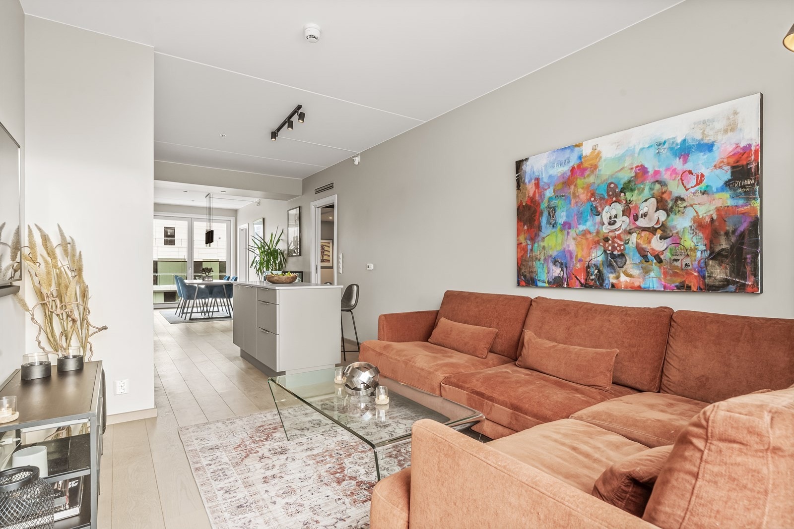 I stuen er det enstavs eikeparkett på gulv og lyse, tidsriktige overflater som gir et moderne uttrykk. Galleribilde