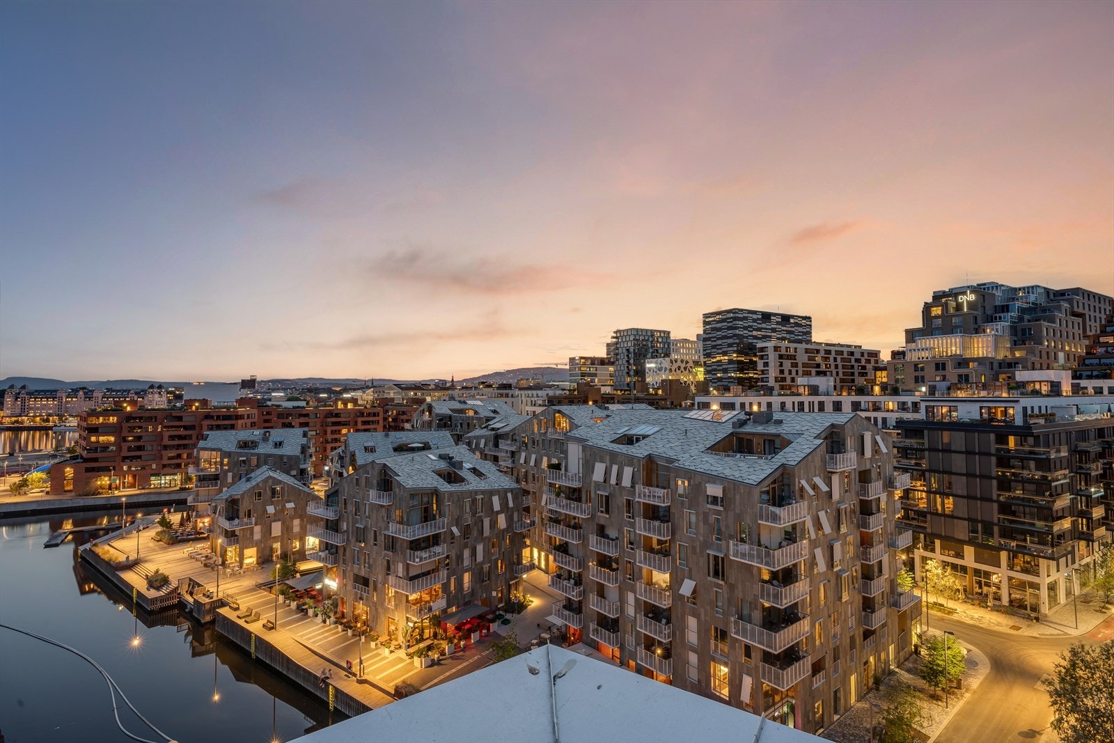 Utsikt fra takterrassen. Leiligheten har en meget sentral beliggenhet i et av Norges mest spennende boområder - med umiddelbar nærhet til fjorden, naturen, grønne parker og byens rike tilbud. Galleribilde