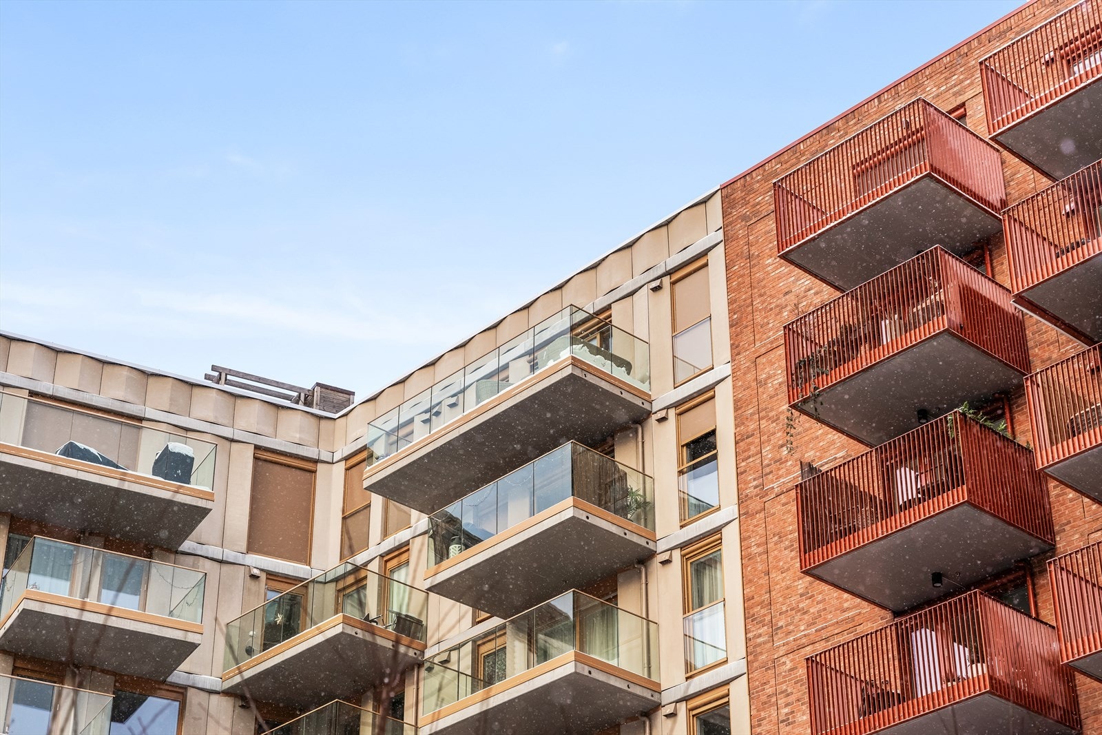 Leiligheten ligger øverst i bygget og har en av de største balkongene i sameiet. Galleribilde