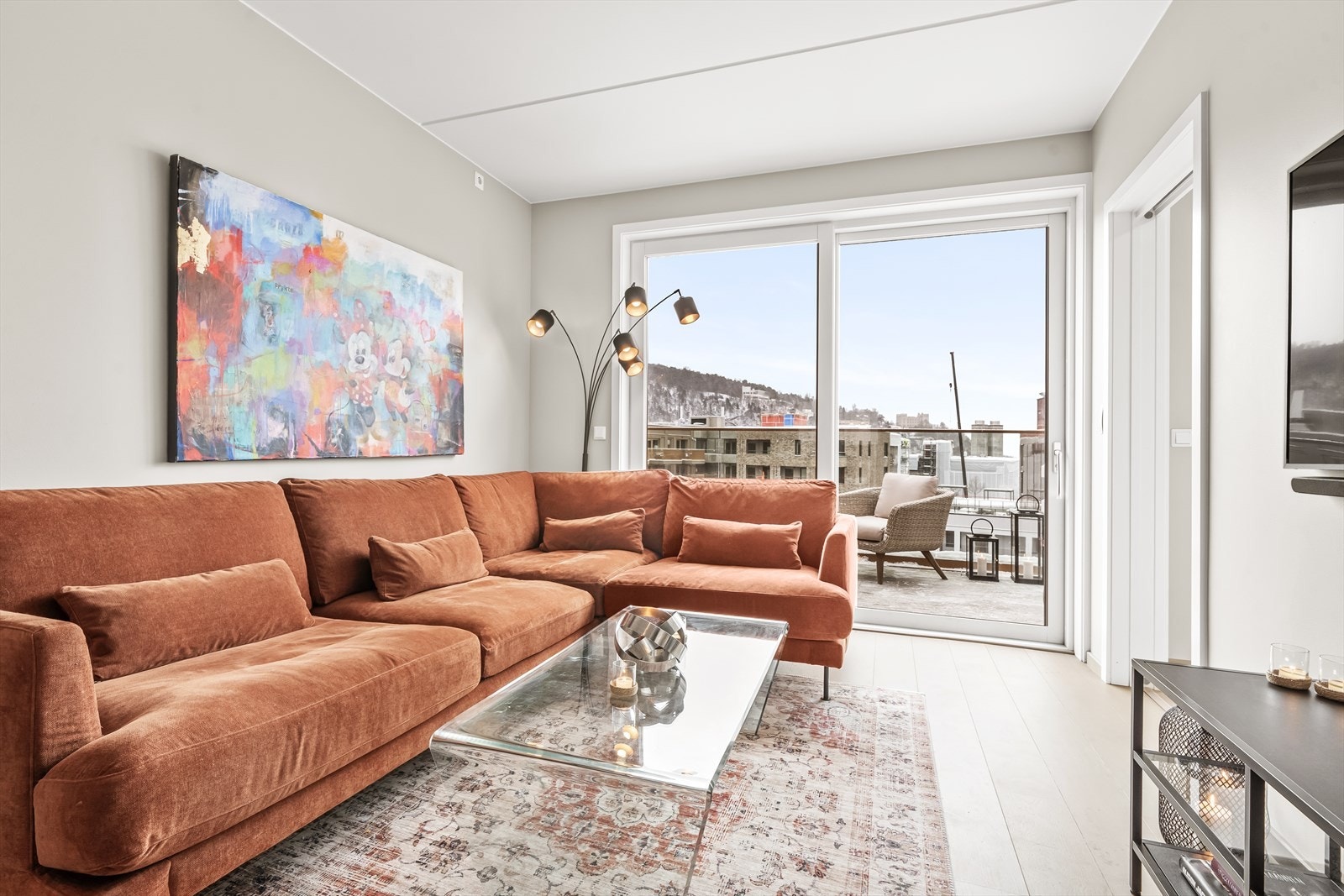 Stuen er lys og romslig, med god plass til stor sofagruppe, stuebord og øvrig ønsket møblement. Det er montert elektronisk solskjerming på den sørvendte siden. Galleribilde